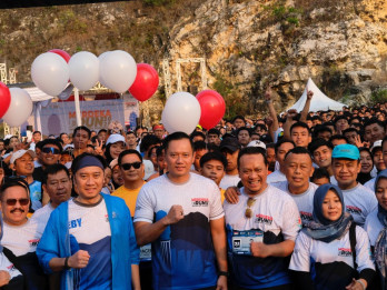 Momen AHY Diserbu Warga saat Merdeka Run di Monumen Reog Ponorogo