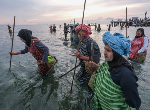 Warga Desa Sombu Gelar Hekente, Tradisi Menombak Ikan di Laut Dangkal