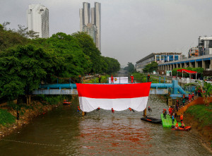Semarak HUT RI ke-80, Bendera Merah Putih 17x8 Meter Dibentangkan di Banjir Kanal Barat