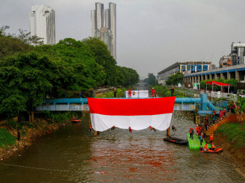 Semarak HUT RI ke-80, Bendera Merah Putih 17x8 Meter Dibentangkan di Banjir Kanal Barat