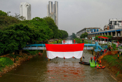 Semarak HUT RI ke-80, Bendera Merah Putih 17x8 Meter Dibentangkan di Banjir Kanal Barat