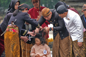 Dieng Culture Festival 2025, AHY Ikuti Prosesi Ruwatan Rambut Gimbal Anak Bajang