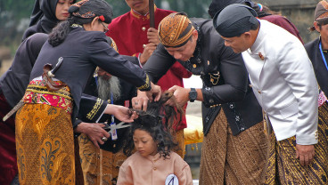 Dieng Culture Festival 2025, AHY Ikuti Prosesi Ruwatan Rambut Gimbal Anak Bajang