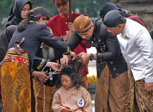 Dieng Culture Festival 2025, AHY Ikuti Prosesi Ruwatan Rambut Gimbal Anak Bajang