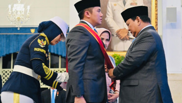 Seskab Teddy dan Haji Isam Raih Bintang Mahaputera Utama dari Prabowo