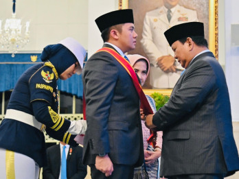 Seskab Teddy dan Haji Isam Raih Bintang Mahaputera Utama dari Prabowo