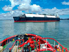Kapal Tunda Jayanegara 401 Layani Operasional Produksi LNG Siaga di Teluk Bituni