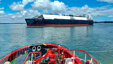 Kapal Tunda Jayanegara 401 Layani Operasional Produksi LNG Siaga di Teluk Bituni