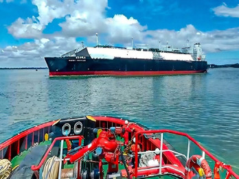 Kapal Tunda Jayanegara 401 Layani Operasional Produksi LNG Siaga di Teluk Bituni