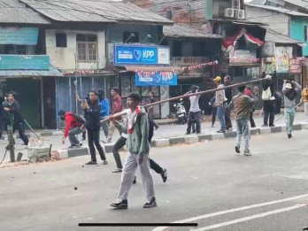 Demo 25 Agustus Ricuh! Massa Sempat Jebol Gerbang Pancasila DPR, Polisi Tembak Gas Air Mata