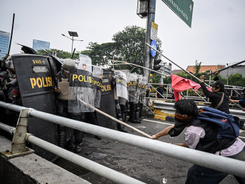 Demo DPR 25 Agustus Ricuh, Polisi Tembakkan Gas Air Mata ke Massa Anak STM