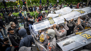 Polisi, TNI, Petugas PAM KAI Ikut Bubarkan Massa Demo