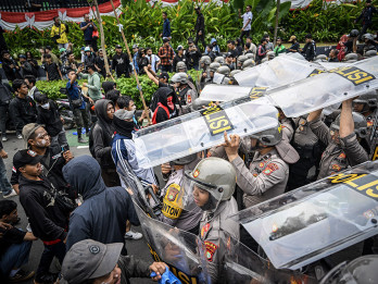 Polisi, TNI, Petugas PAM KAI Ikut Bubarkan Massa Demo
