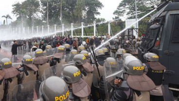 Hujan Deras, Demonstran 25 Agustus 2025 dan Polisi Bubarkan Diri