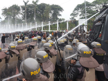 Hujan Deras, Demonstran 25 Agustus 2025 dan Polisi Bubarkan Diri