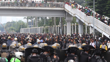 Hujan Deras, Demonstran dan Polisi Bubarkan Diri