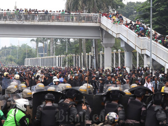 Hujan Deras, Demonstran dan Polisi Bubarkan Diri
