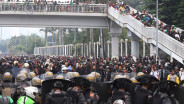 Hujan Deras, Demonstran dan Polisi Bubarkan Diri