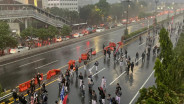 Massa Demonstran Kembali Padati Pintu Depan DPR, Tol Dalam Kota Ditutup