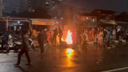 Demo 25 Agustus: Massa Mulai Bakar Ban di Depan Gedung BNI Pejompongan