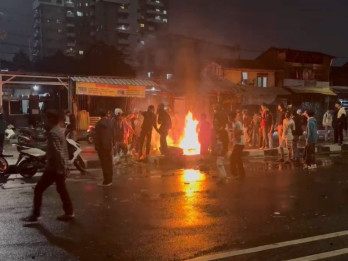 Demo 25 Agustus: Massa Mulai Bakar Ban di Depan Gedung BNI Pejompongan