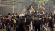 Bendera One Piece Berkibar di Tengah Bentrok Polisi vs Demonstran di DPR