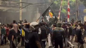 Bendera One Piece Berkibar di Tengah Bentrok Polisi vs Demonstran di DPR