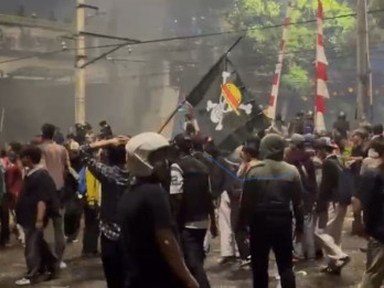Bendera One Piece Berkibar di Tengah Bentrok Polisi vs Demonstran di DPR