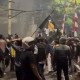 Bendera One Piece Berkibar di Tengah Bentrok Polisi vs Demonstran di DPR