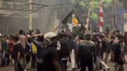 Bendera One Piece Berkibar di Tengah Bentrok Polisi vs Demonstran di DPR