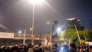 Makin Panas, Demo DPR Massa Rusak Lampu Lalu Lintas di Pejompongan Raya