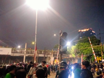 Makin Panas, Demo DPR Massa Rusak Lampu Lalu Lintas di Pejompongan Raya