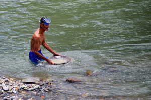 Berburu Emas Tradisional di Sungai Batang Ombilin