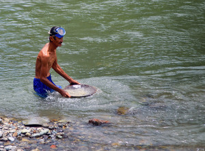 Berburu Emas Tradisional di Sungai Batang Ombilin