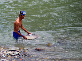 Berburu Emas Tradisional di Sungai Batang Ombilin