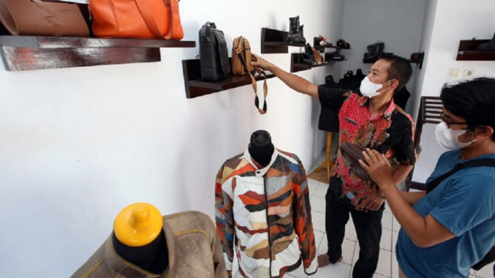 Perajin Kulit Sukaregang Kian Kewalahan Hadapi Produk Sintetis Pabrikan