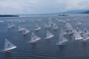Balap Perahu Layar Tradisional Kembali Meriahkan Pantai Manakarra