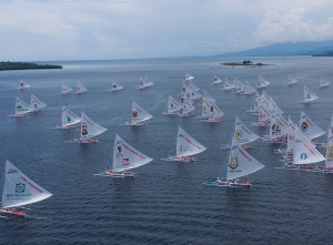 Balap Perahu Layar Tradisional Kembali Meriahkan Pantai Manakarra