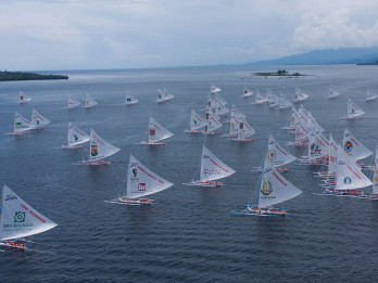 Balap Perahu Layar Tradisional Kembali Meriahkan Pantai Manakarra