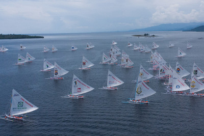 Balap Perahu Layar Tradisional Kembali Meriahkan Pantai Manakarra