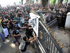 Aksi Unjuk Rasa di Medan Ricuh