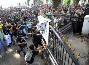Aksi Unjuk Rasa di Medan Ricuh