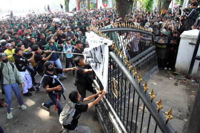 Aksi Unjuk Rasa di Medan Ricuh