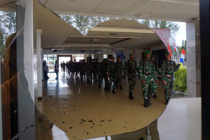 Prajurit TNI Amankan Kantor Wali Kota Sorong Usai Lemparan Batu Massa Aksi