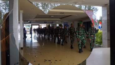 Prajurit TNI Amankan Kantor Wali Kota Sorong Usai Lemparan Batu Massa Aksi