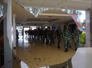 Prajurit TNI Amankan Kantor Wali Kota Sorong Usai Lemparan Batu Massa Aksi