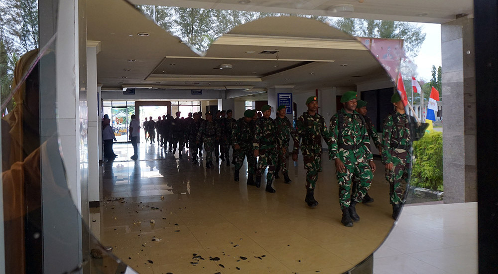 Prajurit TNI Amankan Kantor Wali Kota Sorong Usai Lemparan Batu Massa Aksi