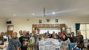 Dosen FKIP Unpas Bantu Guru SMP Bandung Adopsi AI dan Multimedia