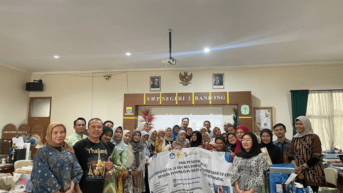 Dosen FKIP Unpas Bantu Guru SMP Bandung Adopsi AI dan Multimedia