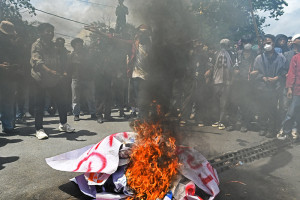 Aksi Mahasiswa Memanas, Atribut Dibakar di Depan DPRD NTB